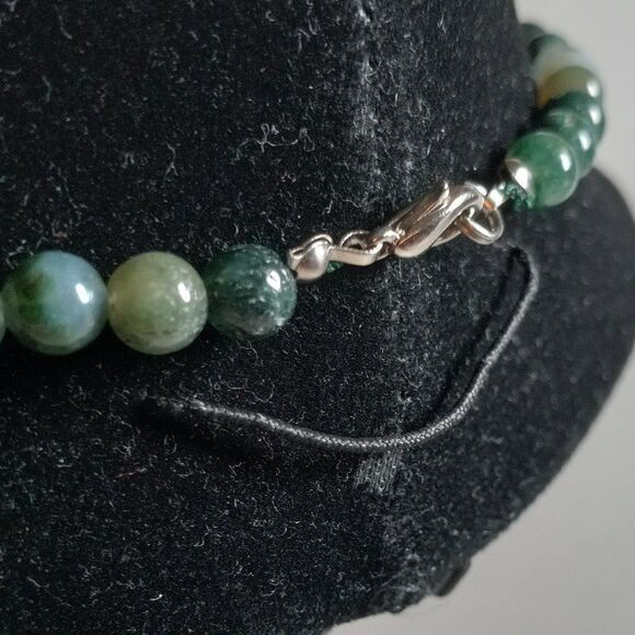 Beaded Polished Stone Chili Pepper Design Center Multiple shades Green Necklace - Picture 3 of 7